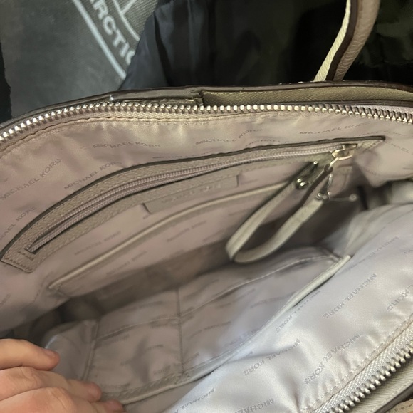 Micheal kors cross body large - Picture 4 of 8